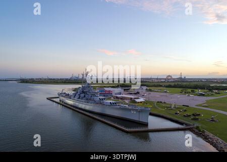 Das Schlachtschiff USS Alabama bei Sonnenuntergang Stockfoto