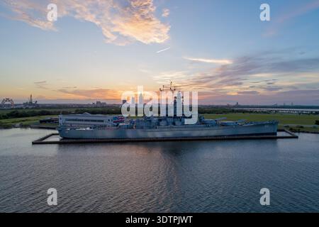 Das Schlachtschiff USS Alabama bei Sonnenuntergang Stockfoto