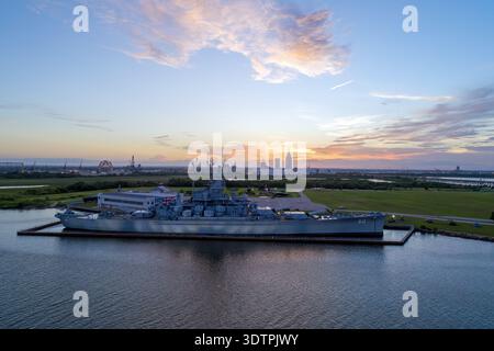 Das Schlachtschiff USS Alabama bei Sonnenuntergang Stockfoto
