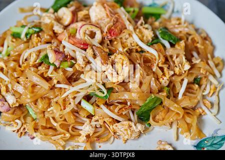 Köstliches Pad Thai mit Meeresfrüchten und Gemüse Stockfoto