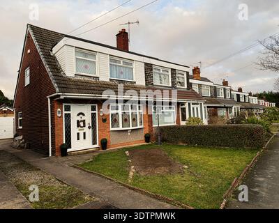Familienfreundliche Reihenhäuser in Manchester mit festlichen Details und gepflegten Gärten. Stockfoto