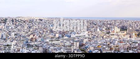 Panoramablick auf die Stadt Athen mit dichten städtischen Gebäuden und Horizont der Ägäis Stockfoto