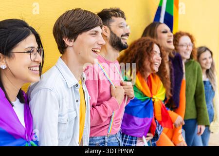 Seitenansicht von Freunden, die beim Pride-Event lachen Stockfoto