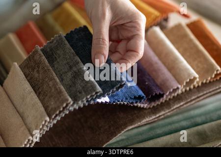 Auswahl aus einer Vielzahl von Samtproben in verschiedenen Farben, einschließlich Benzin, Ocker, Karmesin und Mandarine. Die Stoffe sind mir angeordnet Stockfoto