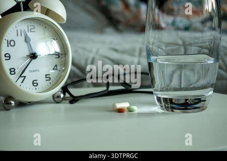 Weiches Licht Hebt Die Essential Morning Medicine Auf Dem Nachttisch Hervor Stockfoto