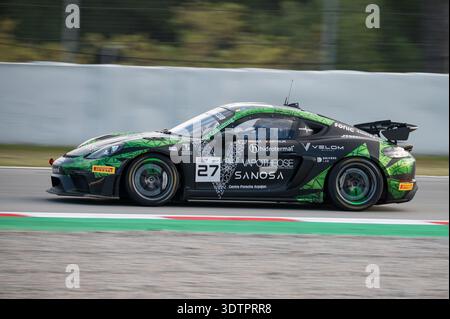 Seitenansicht eines grün-schwarzen Porsche 718 Cayman GT4 RS Clubsport von AV Racing, der in der GT4 European Series auf dem Circuit de Barcelona-Cat Stockfoto