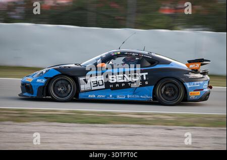 Seitenansicht des W&S Motorsport Porsche 718 Cayman GT4 RS Clubsport auf der Rennstrecke während der GT4 European Series 2025 auf dem Circuit de Barcelona-Catalu Stockfoto