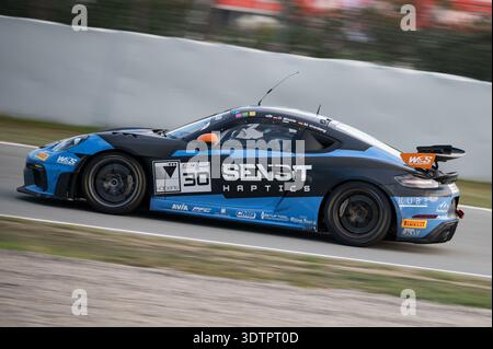 Seitenansicht des W&S Motorsport Porsche 718 Cayman GT4 RS Clubsport auf der Rennstrecke während der GT4 European Series auf dem Circuit de Barcelona-Catalunya. Stockfoto