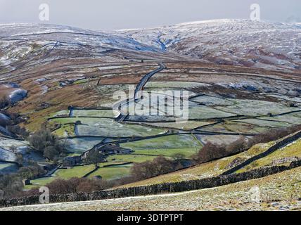 Upper Swaledale von Kisdon Hill, oberhalb des Dorfes Muker, Blick auf die Straße über Buttertubs Pass, Yorkshire Dales National Park, Großbritannien Stockfoto