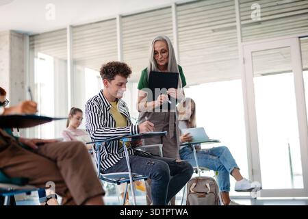 Gruppe von Studenten, die Vorlesungen in der Universitätshalle besuchen. Stockfoto