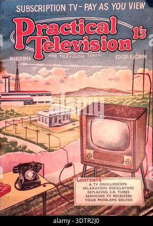 Das Cover von Practical Television and Television Times im März 1959, herausgegeben von F.J. Camm, zeigt eine eindrucksvolle Illustration, die die Zukunft von „Subscription TV – Pay as You View“ darstellt. Das Kunstwerk stellt eine moderne Wohnszene – komplett mit Drehtelefon und einem schlanken Standfuß-Fernseher – vor dem Hintergrund der Sendeinfrastruktur gegenüber. Diese Ausgabe beleuchtet die Debatte über kommerzielle Fernsehmodelle und technische Fortschritte wie den Austausch von C.R.-Röhren und den Aufbau von Oszilloskopen in der Mitte des Jahrhunderts. Stockfoto