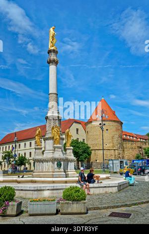 Denkmal der Himmelfahrt der Heiligen Jungfrau Maria vor der Zagreber Kathedrale in Kaptol, Zagreb Stadtzentrum in Kroatien. Stockfoto