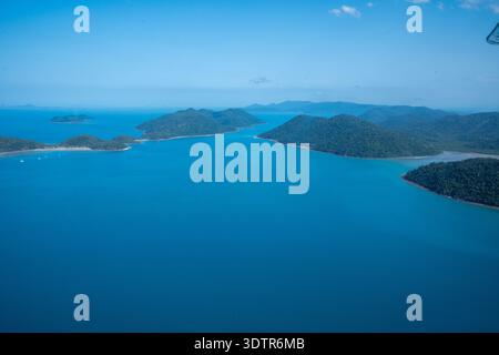 Atemberaubender Blick aus der Luft auf whitsunday Inseln und türkisfarbenes Meer Stockfoto