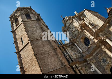 Flacher Blick auf den Glockenturm Miguelete und den kunstvollen barocken Eingang der Kathedrale von Valencia, Valencia, Comunidad Valenciana, Spanien, Europa. Stockfoto