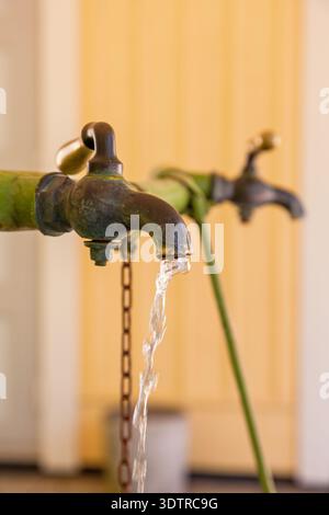 Wasserhähne mit fließendem frischem Quellwasser Stockfoto