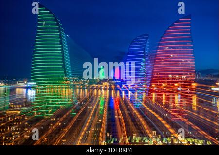 Kreative Langzeitbelichtung mit Bewegungs- und Lichtspuren um beleuchtete Türme in Baku, Aserbaidschan. Stockfoto