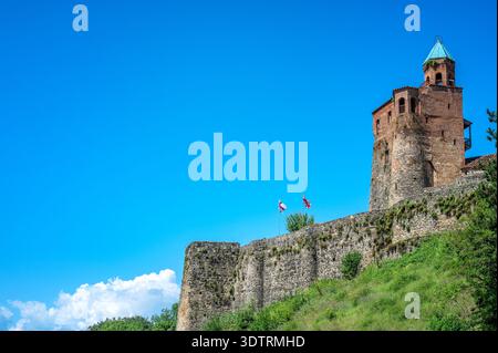 Der Gremi-Architekturkomplex in Kakheti, Georgia, liegt über Hügeln und Grünflächen und zeigt die Erzengelkirche, einen hohen Turm und den Su Stockfoto