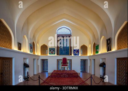 TELAVI, GEORGIEN – 23. JUNI 2024: Thronsaal im historischen Königspalast Erekle II. In Telavi, Georgien, mit verzierten Wänden und königlichen Möbeln Stockfoto