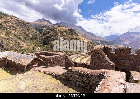 Huaraz, Peru: Die Inkaruinen im heiligen Tal bei Pisac, Peru. Eine archäologische Stätte auf einem Hügel, umgeben von den Anden Stockfoto