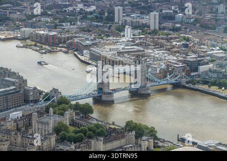 Blick aus der Vogelperspektive auf die Tower Bridge in London über die Themse. London, Vereinigtes Königreich, 7. Juli 2024 Stockfoto