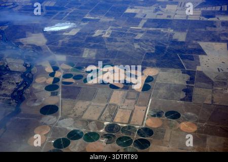 Viele Landwirtschaft kreisförmige Bewässerungskreise aus der Vogelperspektive in der Halbinsel valdes Panorama vom Flugzeugfenster Stockfoto