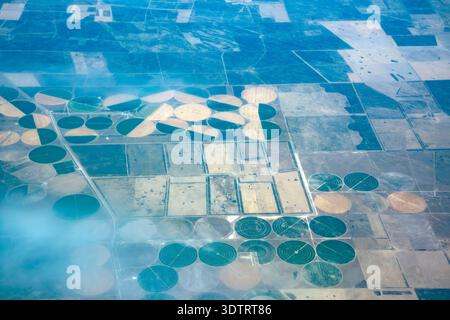Viele Landwirtschaft kreisförmige Bewässerungskreise aus der Vogelperspektive in der Halbinsel valdes Panorama vom Flugzeugfenster Stockfoto