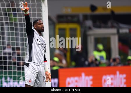 Milano, Italy. 22nd Feb, 2026. Mike Maignan of Ac Milan gestures during the Serie A match beetween Ac Milan and Parma Calcio at Stadio Giuseppe Meazza on February 22 2026 in Milano, Italy . Credit: Marco Canoniero/Alamy Live News Stockfoto