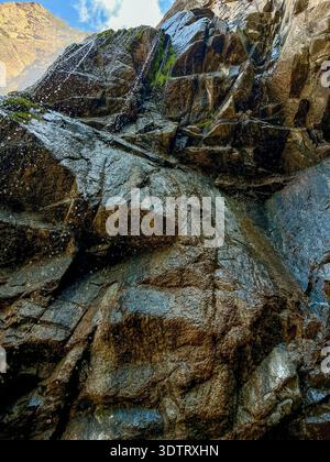 Atemberaubendes natürliches Spiegelbild eines Wasserfalls, der die Rocky Cliffside hinunterstürzt, in einer atemberaubenden Landschaft Stockfoto