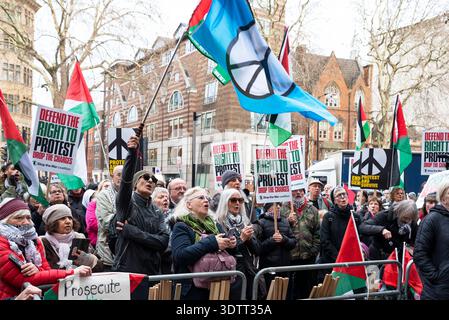 Marylebone Magistrates Court, London UK. Februar 2026. Protest, die das Recht auf Protest verteidigen, Re Ben Jamal und Chris Nineham, die unter vielen verhaftet wurden, nachdem sie am 18. Januar 2024 in Whitehall friedliche Proteste für Palästina verübt hatten. Sprecher außerhalb des Magistrates Court unterstützten Ben Jamal und Chris Nineham. Quelle: Stephen Bell / Alamy Live News Stockfoto