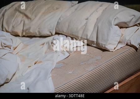 EMBARGO bis 9:00 UHR AM MITTWOCH, 25. FEBRUAR 2026 - London, Großbritannien. Februar 2026. My Bed, 1998 - Tracey Emin: A Second Life at Tate Modern. Die Ausstellung findet vom 27. Februar bis 31. August 2026 statt. Guy Bell/Alamy Live News Stockfoto