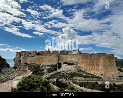 Stadtzentrum von Bonifacio an der Südspitze der korsischen Mittelmeerküste mit ihren weißen Kalksteinklippen im Sommer Stockfoto