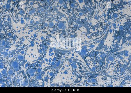 Blau-weißes Marmor-Papier, das eine abstrakte, wirbelnde Textur schafft Stockfoto