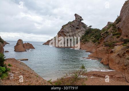 Der Kapuzinerfelsen mit Blick auf die Calanque de Figuerolles, La Ciotat, Bouches-du-Rhône, Frankreich. Stockfoto