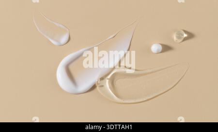 Kosmetisches transparentes Gelserummuster mit Blasen und weißer Creme isoliert auf beigem Hintergrund. Texturfeuchtigkeitsspendendes Gel der Hyaluronsäure cl Stockfoto