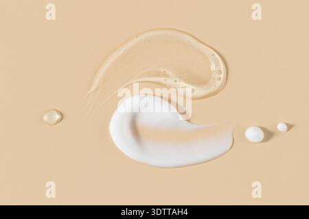 Kosmetisches transparentes Gelserummuster mit Blasen und weißer Creme isoliert auf beigem Hintergrund. Texturfeuchtigkeitsspendendes Gel der Hyaluronsäure cl Stockfoto