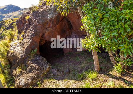 Die Löwenhöhle, die älteste Mine der Welt, wurde vor etwa 42 000 Jahren in den Klippen des Ngwenya Mountain in Eswatini Ocker und Hämatit abgebaut. Stockfoto