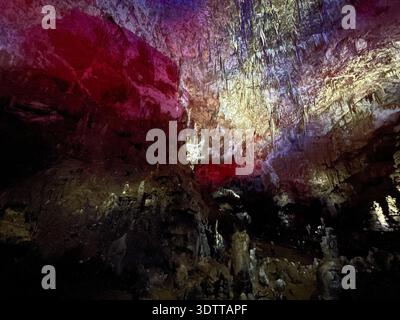 Lebendige Höhle mit glitzernden, bunten Stalaktiten und Stalagmiten. Coole magische Fantasy unterirdischer Wunderland Hintergrund. Prometheus Höhle auch KN Stockfoto