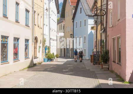 06.17.25, Füssen, Deutschland, enge ruhige Straße mit bunten Häusern in einer europäischen Altstadt. Friedliche urbane Szene, Reiseziel und historisch Stockfoto