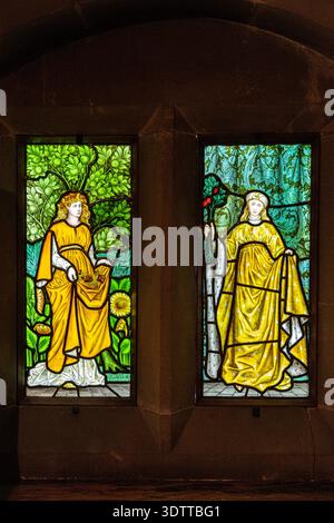 William Morris Buntglas in Cragside (dem Haus von William Armstrong), einem viktorianischen Landhaus im Tudor Revival in der Nähe der Stadt Rothbury in Northumb Stockfoto