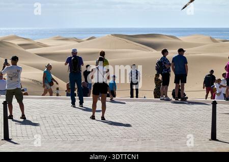 Touristen in den Sanddünen mirador de las dunas de maspalomas gran canaria, kanarische Inseln, spanien Stockfoto