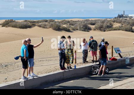 Touristen in den Sanddünen mirador de las dunas de maspalomas gran canaria, kanarische Inseln, spanien Stockfoto