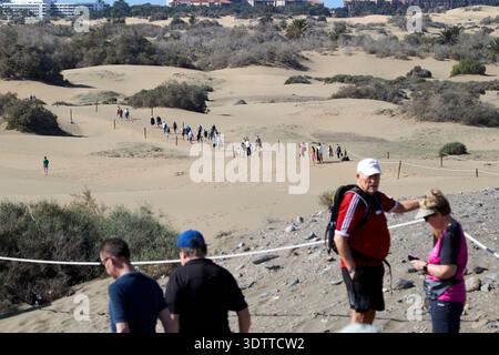 Touristen am mirador de las dunas und ausgewiesener Weg durch Sanddünen dunas de maspalomas gran canaria, kanarische Inseln, spanien Stockfoto