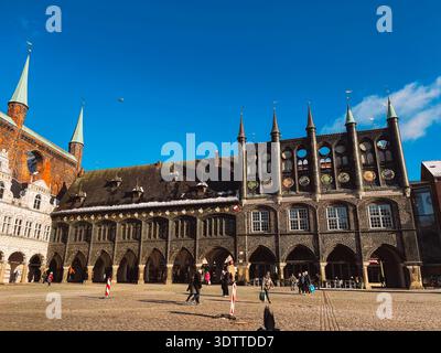 Lübecker Rathaus und Marktplatz im Winter, Lübeck, Deutschland Stockfoto