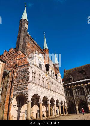 Historische Rathaus Arkade und Backsteingotik Architektur, Lübeck, Deutschland Stockfoto
