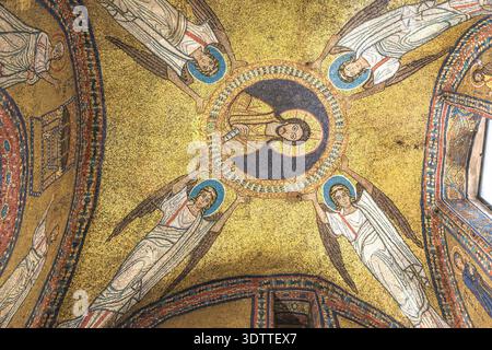 Byzantinisches Mosaik von Christus Pantokrator, unterstützt von vier Engeln auf einer goldenen Gewölbedecke in der Kapelle San Zeno, Santa Prassede, Rom, Italien. Stockfoto