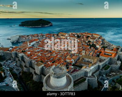 Aus der Vogelperspektive der rot gekachelten Dächer stehen im Kontrast zu den alten Steinmauern, mit Lokrum Island in der Ferne, Dubrovnik, Dubrovnik-Neretva County, Croa Stockfoto