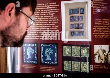 Prag, Tschechische Republik. Februar 2026. Die internationale Ausstellung Philately - Raritäten und Geschichten II wurde am 23. Februar 2026 im Kafkoff Cafe & Gallery in Prag, Tschechien, eröffnet. Die Ausstellung wird anlässlich des 100. Jahrestages der 1926 in Paris gegründeten Internationalen Philatelistischen Föderation FIP organisiert. Die Tschechoslowakei, als eines der sechs Gründungsländer, war damit von Anfang an die Geburtsstunde der organisierten Weltphila. Quelle: VIT Simanek/CTK Photo/Alamy Live News Stockfoto