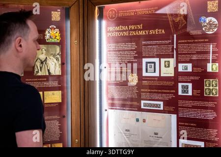 Prag, Tschechische Republik. Februar 2026. Die internationale Ausstellung Philately - Raritäten und Geschichten II wurde am 23. Februar 2026 im Kafkoff Cafe & Gallery in Prag, Tschechien, eröffnet. Die Ausstellung wird anlässlich des 100. Jahrestages der 1926 in Paris gegründeten Internationalen Philatelistischen Föderation FIP organisiert. Die Tschechoslowakei, als eines der sechs Gründungsländer, war damit von Anfang an die Geburtsstunde der organisierten Weltphila. Quelle: VIT Simanek/CTK Photo/Alamy Live News Stockfoto