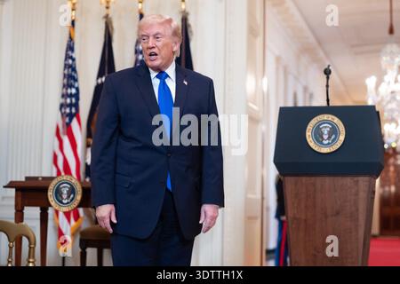 Washington, United States. 23rd Feb, 2026. United States President Donald J Trump attends an Angel Families Remembrance Ceremony in the East Room of the White House in Washington, DC, USA, on Monday, February 23, 2026. President Trump is signing a proclamation honoring the families of those killed by undocumented immigrants. Credit: Aaron Schwartz/Pool via CNP Credit: Abaca Press/Alamy Live News Stockfoto