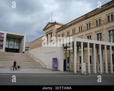 Historisches Gebäude und modernes Gebäude - James Simon Galerie in Berlin Deutschland. Stockfoto